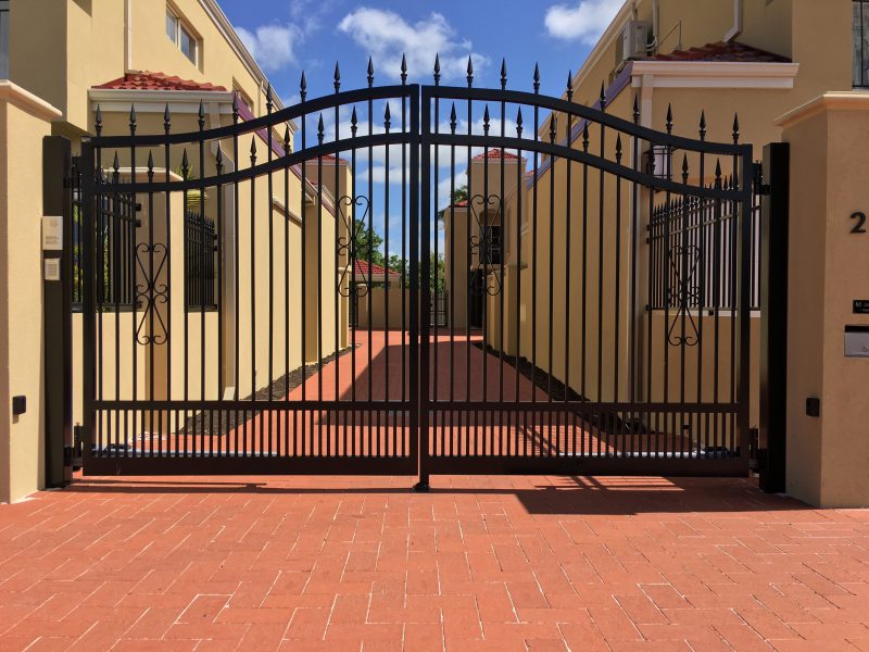 Automatic swing driveway gate