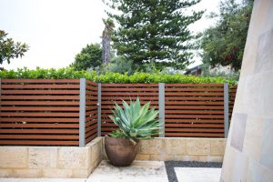 Aluminium wood-look screen fence with hedge